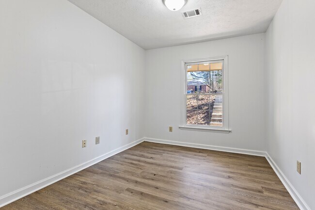 Building Photo - 463 Reede St