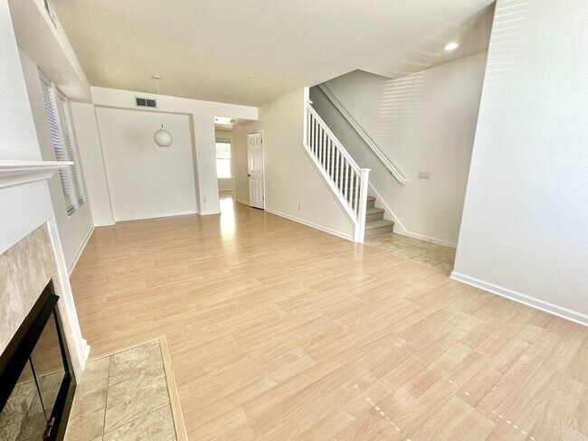 Building Photo - Hamilton 3+bd/2.5bth Townhome w/Den