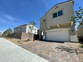 Building Photo - BEAUTIFUL 4 BEDROOM + LOFT HOME LOCATED IN...