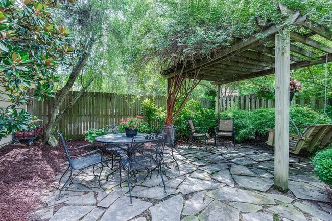 Building Photo - 107 Westover Park Ct