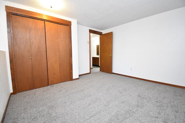 Building Photo - Ground Level 2 Bed Apartment in Great Loca...
