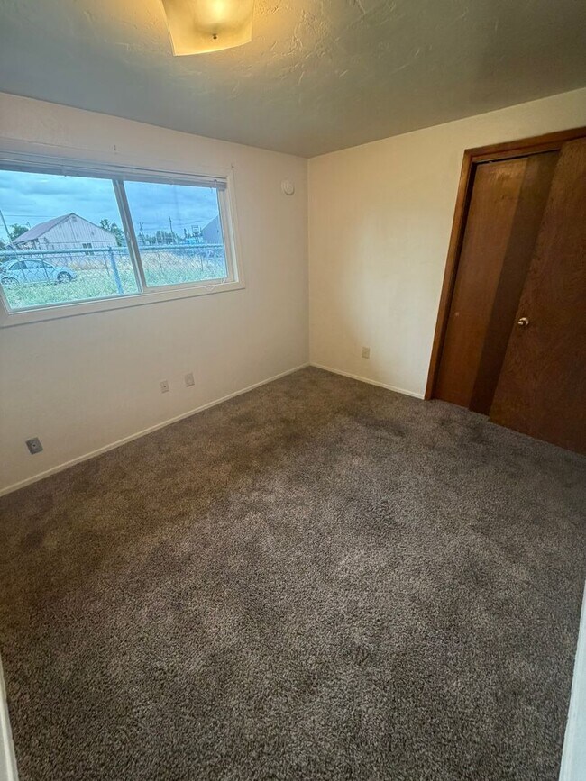 Building Photo - Large Two Bedroom Conveniently located Amenities!