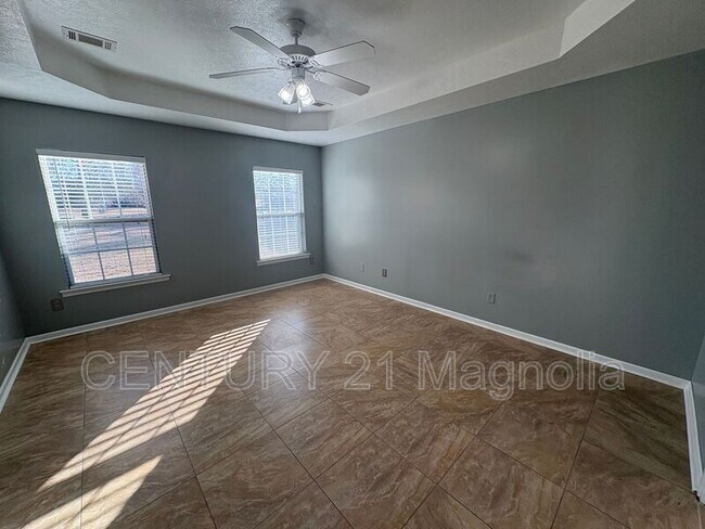 Building Photo - 2026 Lake Forest Dr