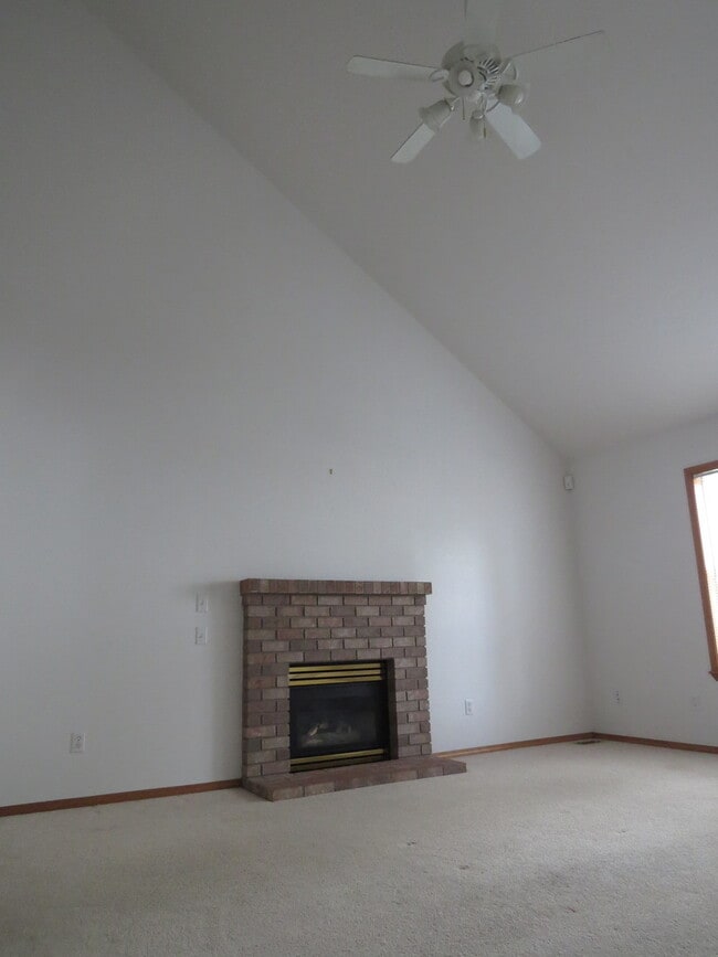 Building Photo - Beautiful 3 Bedroom, 2.5 Bathroom Home on ...