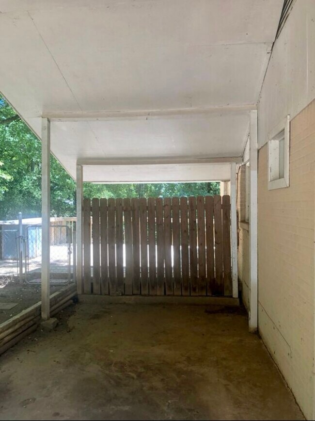 Building Photo - 501 Rosewell Ln