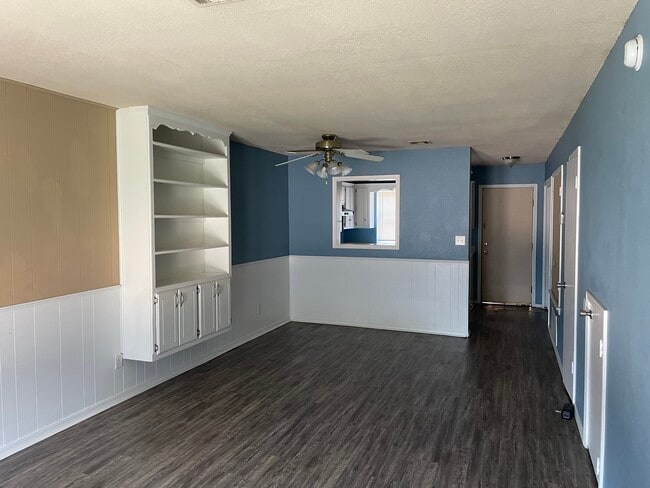 Building Photo - 1901 E Lindsey St