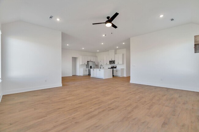 Building Photo - Brand-New 4 Bedroom in Siloam Springs! 3-C...