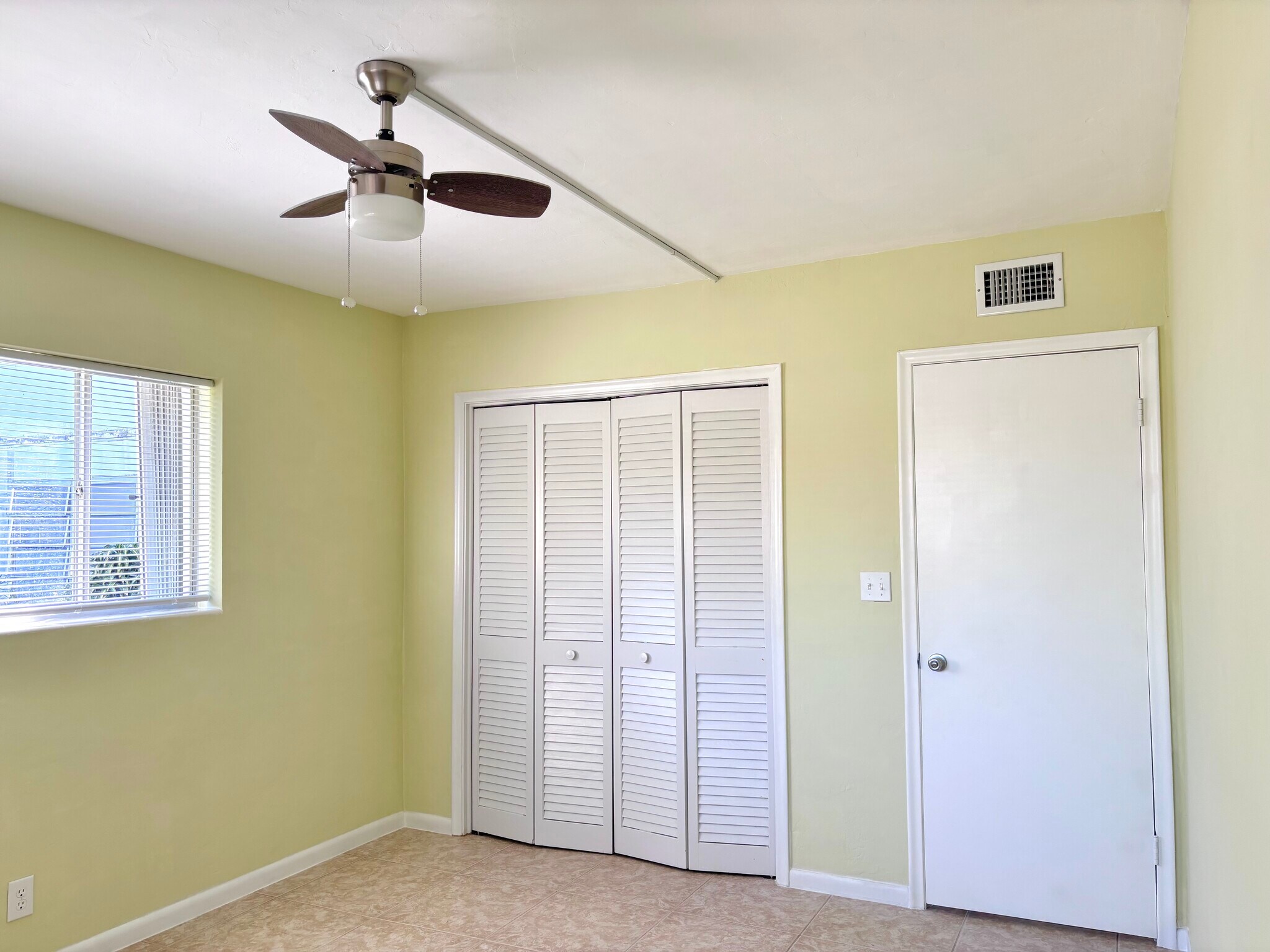 Building Photo - 1950 Lake Osborne Dr