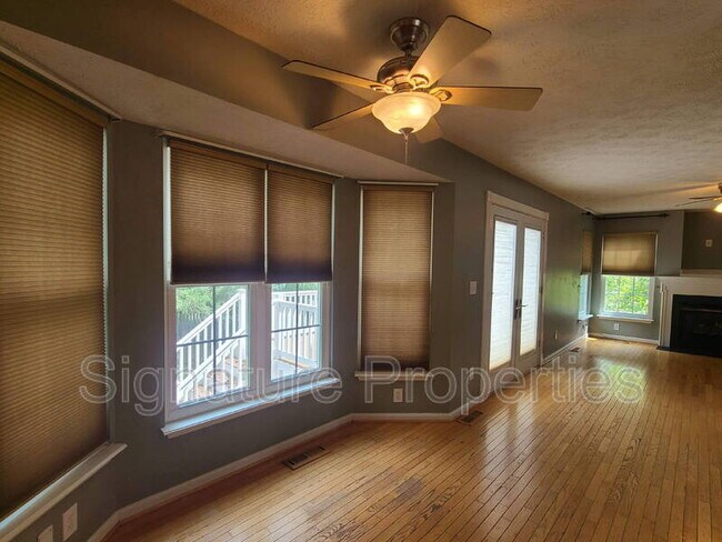 Building Photo - 10 Lockwood Dr