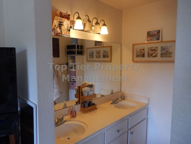 Building Photo - ****Beautiful 2 bed/2 bath Townhouse in Carlsbad - Great Location - Available 06/21****