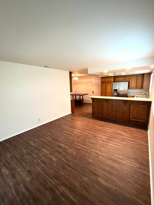 Building Photo - LOOK NO FURTHER! SPACIOUS 3 BED 2 BATH HOM...