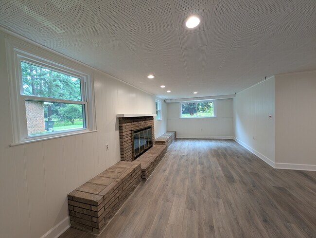 Building Photo - 514 Morreene Rd