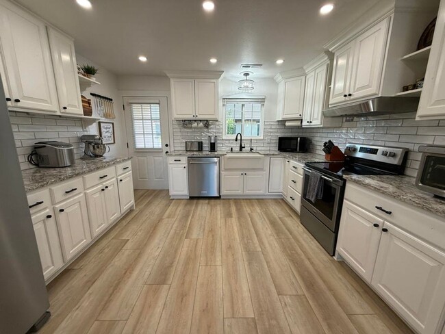 Building Photo - Gorgeous Remodeled 3 Bedroom Home in St. George!