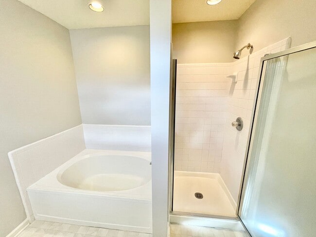 Building Photo - 3 Bed 2.5 Bath Beautiful Home Located North West Greensboro!