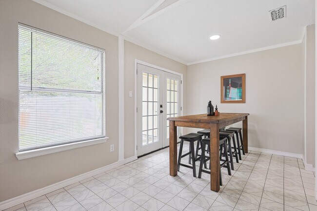 Building Photo - 2502 High Hollow Dr