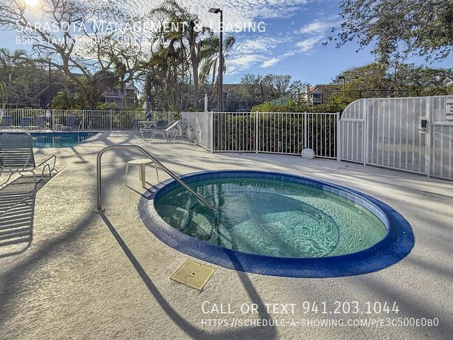 Building Photo - 1 Bed 1 Bath Townhouse-Style End-Unit Cond...