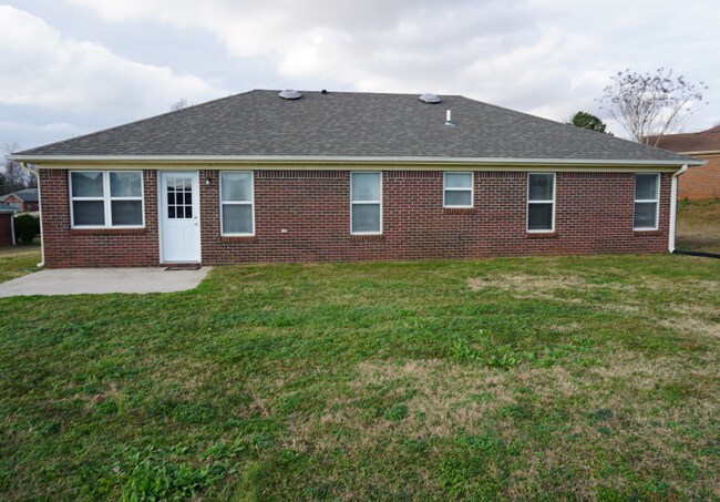 Building Photo - 102 Populus Dr