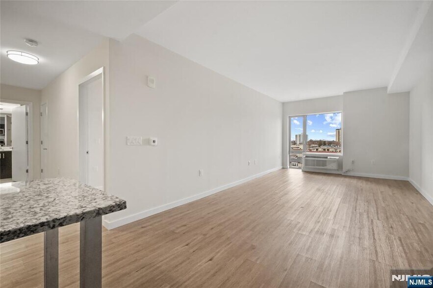 Building Photo - 69 Main St