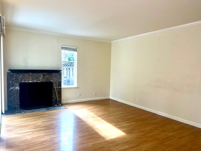 Building Photo - Charming Danville Townhouse 3 BD / 2.5 BA