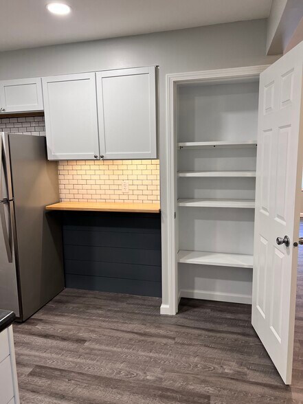 sitting area and food pantry - 1247 Dennis Dr