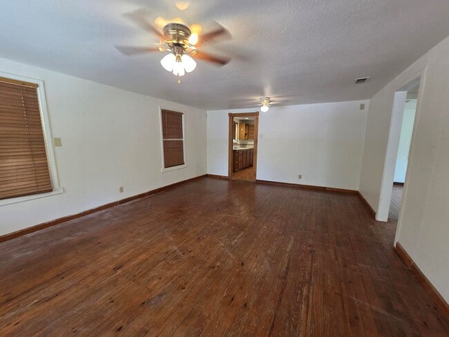 Building Photo - 3414 Riverside Dr