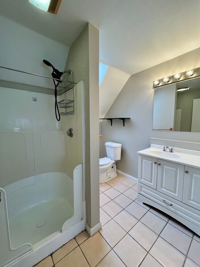 Building Photo - *** Shadyside Duplex Apartment * Pet Friendly * Spacious & Renovated * Available Now * Modern Fin...