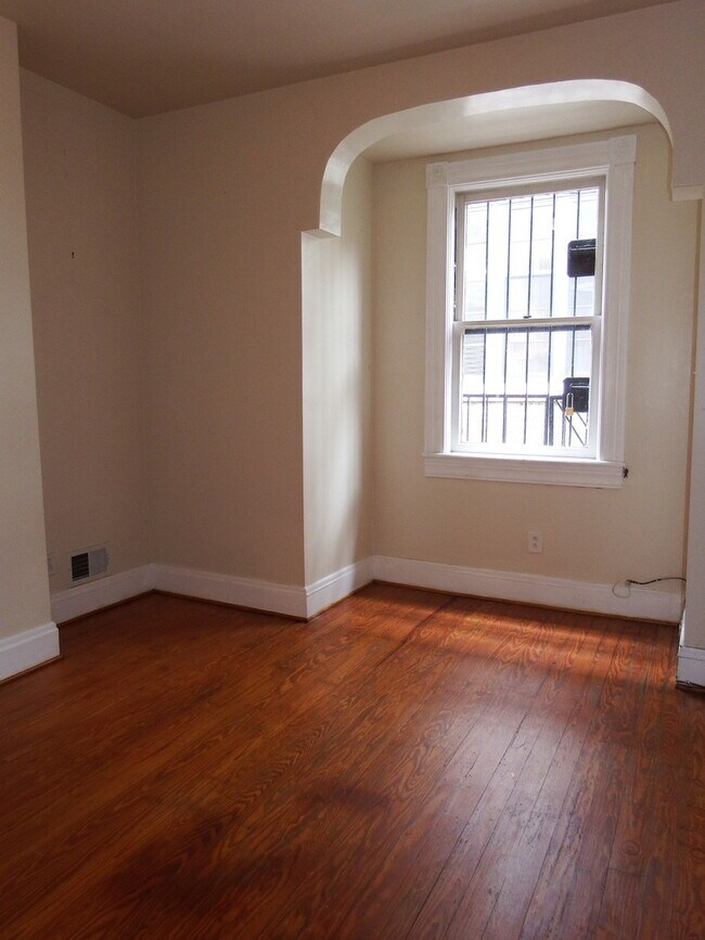 Building Photo - Beautiful Two Level Two Bedroom with Two Baths in Historic Mt Vernon Ready to Move In