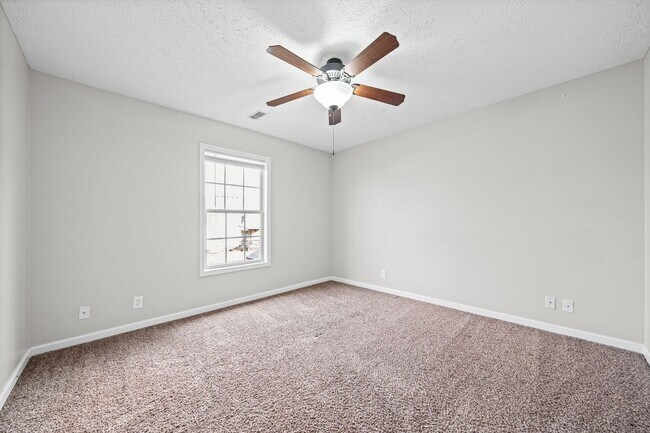 Building Photo - Beautiful, Large Home Close to Ft. Campbell and I24