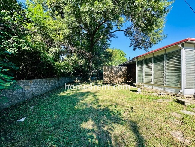 Building Photo - Charming Duplex Style Home with New Paint, Updated Floors, Finished Basement and a Quiet Back Patio!