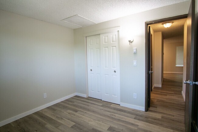 Building Photo - Top Floor 2-Bed in Multnomah Village Ready Now!