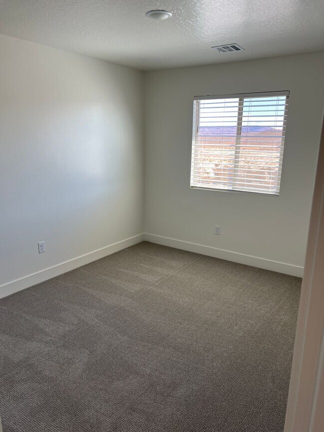 Building Photo - Newer 4 bedroom townhome in South Desert Gardens!