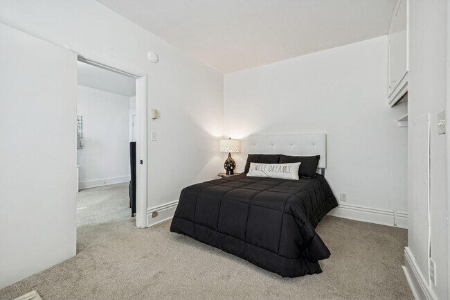 Building Photo - 302 N Church St