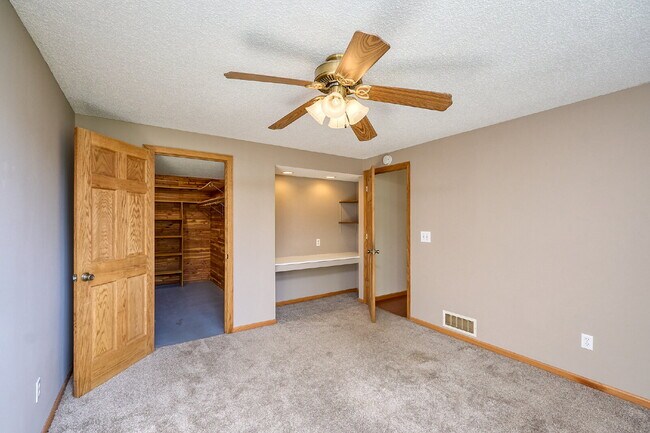 Building Photo - 5 Bedroom Chanhassen Home with fully fenced backyard, basketball court, garden beds.  Fabulous Ho...