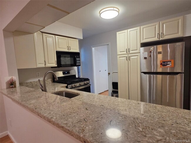 Building Photo - 207-25 Darren Dr