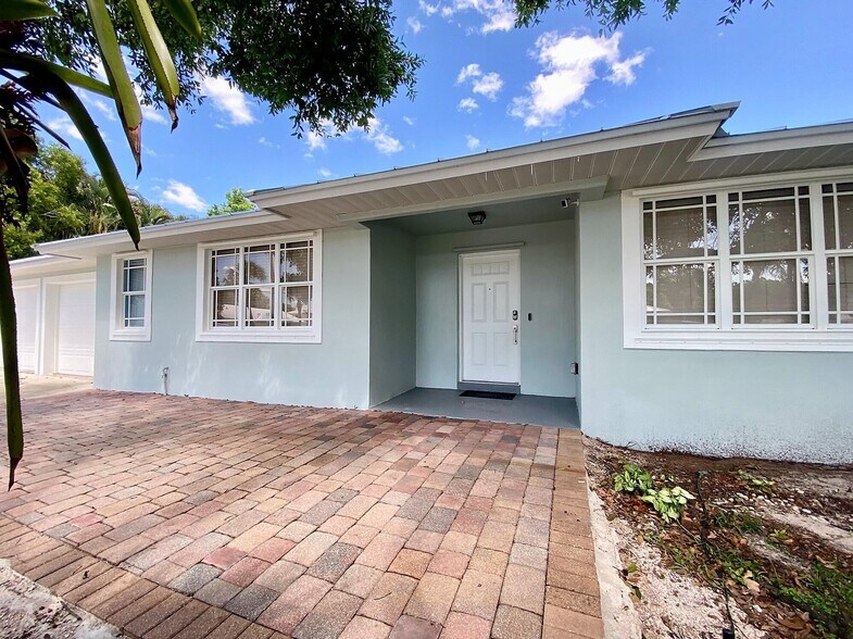 Building Photo - 3051 SW Earl Ave