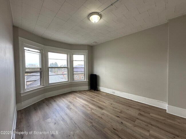 Building Photo - 568 Main St