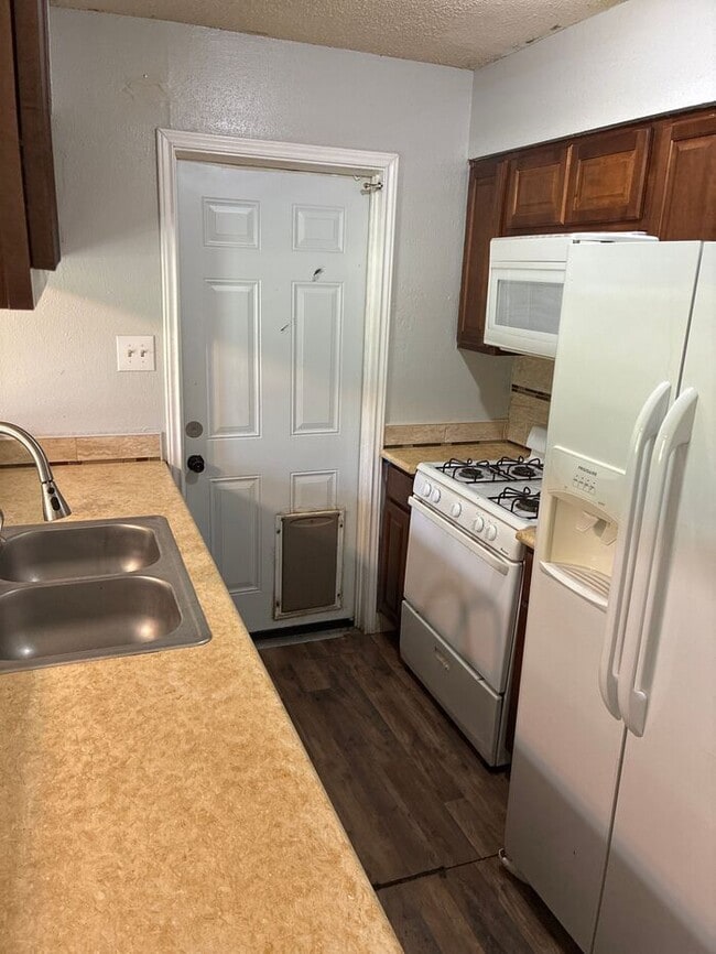 Building Photo - Beautiful 4BR 2BA Home w/ Fenced Yard + Garage Parking in Converse