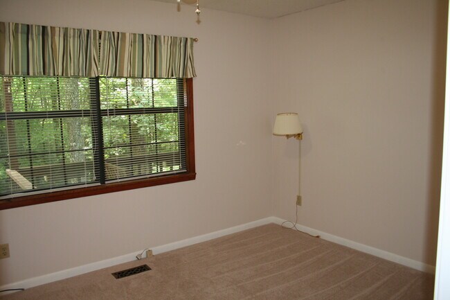 Building Photo - 64 Pine Tree Ln