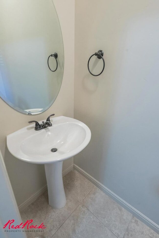 Building Photo - Charming 3 bedroom Townhome. 2 Community Pools!