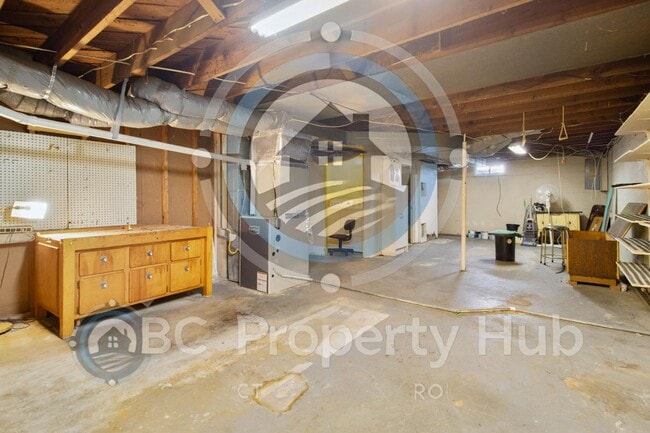 Building Photo - 305 E 3rd St