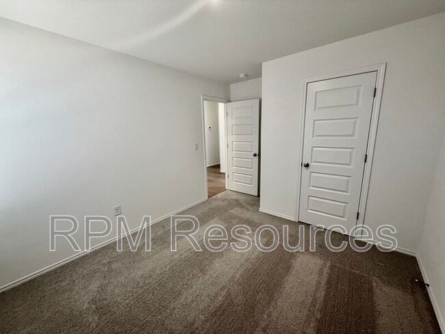 Building Photo - 10401 Little Blue Ln