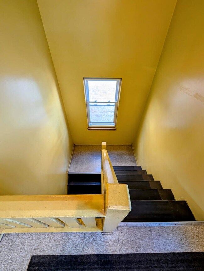 Building Photo - 5615 N Kimball Ave