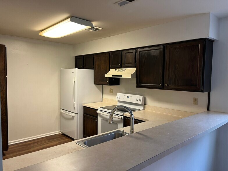Building Photo - 2401 Greensward N