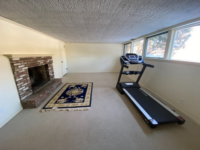 Building Photo - Four Bedroom Single Family Home
