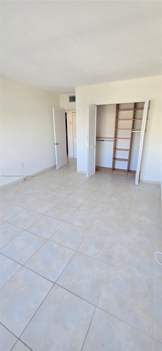 Building Photo - 400 Kings Point Dr