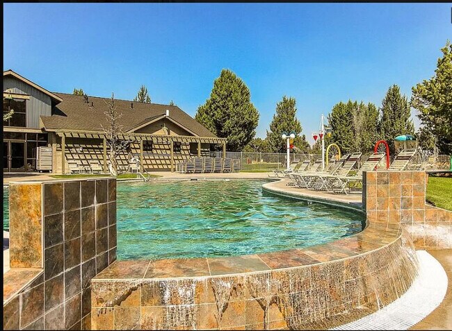 Building Photo - 1084 Golden Pheasant Dr