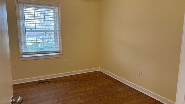 Building Photo - Large 4 Bedroom House in Quiet Country Setting