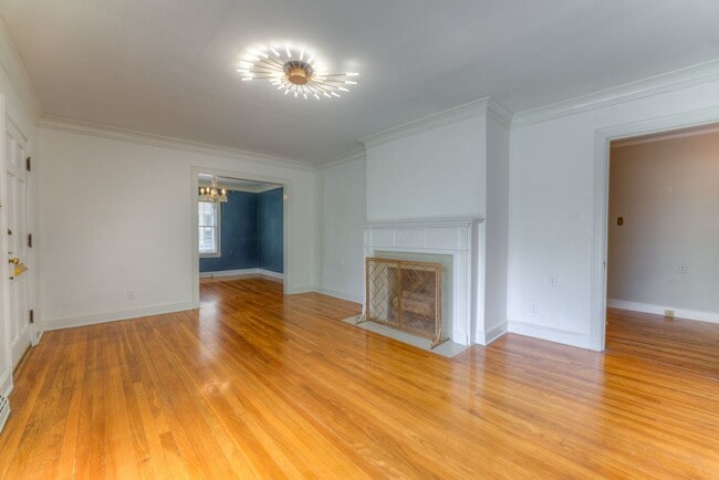 Building Photo - Beautiful 3 bed/3 full baths PLUS flex spa...