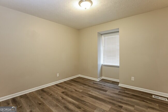 Building Photo - 1398 Lakeview Pkwy