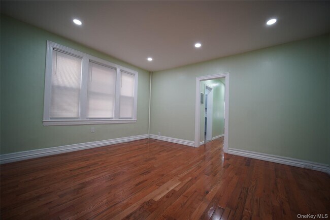 Building Photo - 723 E 227th St